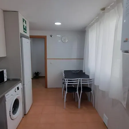 Moderno 3 Dormitorios, Garaje Y Piscina Apartment